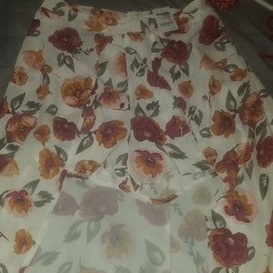 Shorts with skirt back